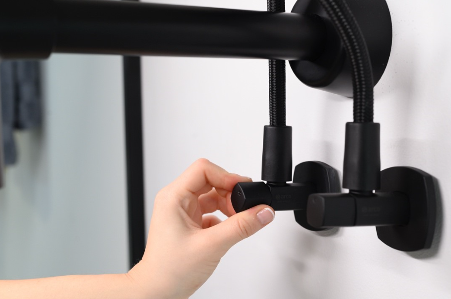 Arco presenta dos lanzamientos de válvulas de instalación rápida y resistente: Kit Lipstick con Flexible y Conekta