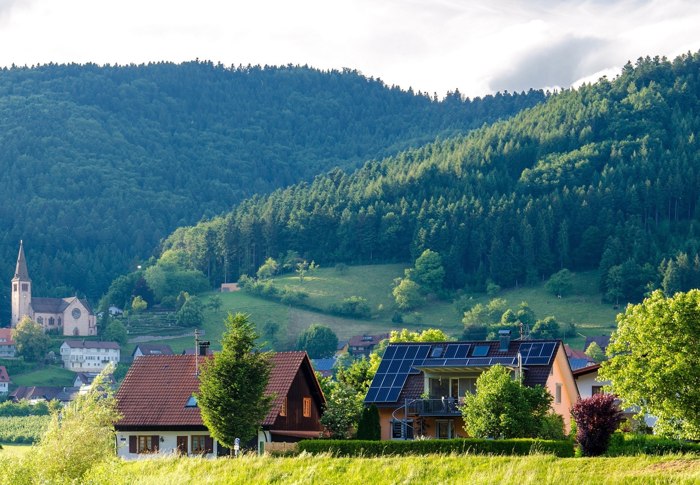 casa con paneles solares termicos