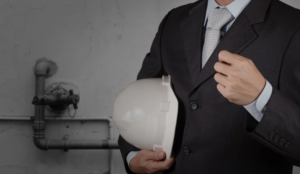 ingeniero que revisa calefacción (1)