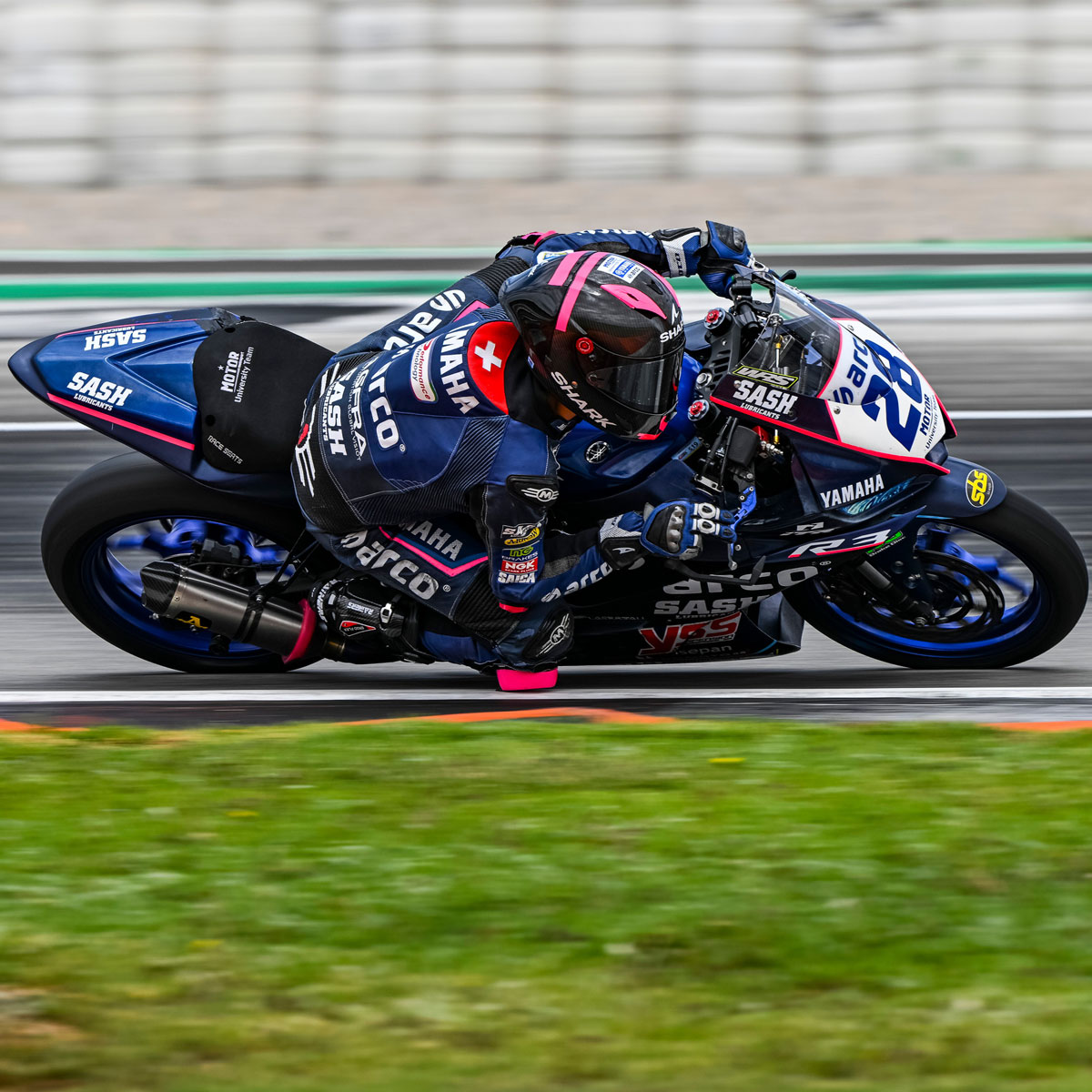 A916bxnj8_ew3twy_i90